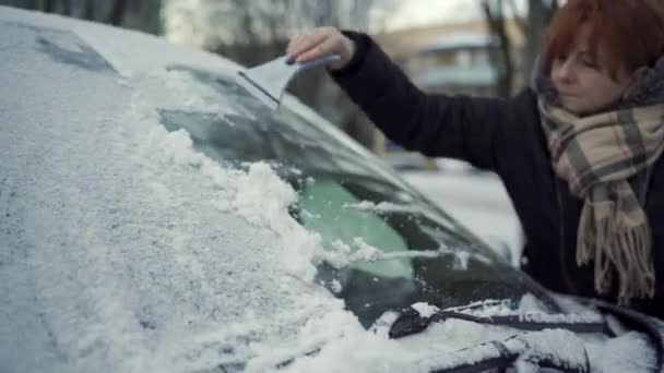 Egy Aki Meleg Kabátot Visel Csuklyával Havat Lapátol Kocsijából Eltávolítja — Stock videók