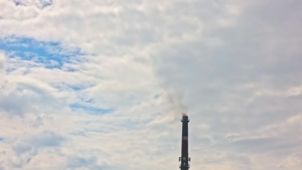 Μια Ψηλή Βιομηχανική Καμινάδα Έναν Ουρανό Σύννεφα Κινούνται Κατά Μήκος — Αρχείο Βίντεο