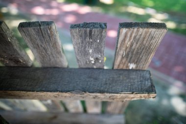 İlki kaldırım taşlarını taşımak için kullanılan ahşap bir paletin bir parçasını gösteriyor, ve ikincisi de bulanık bir yaya yolunu gösteriyor..