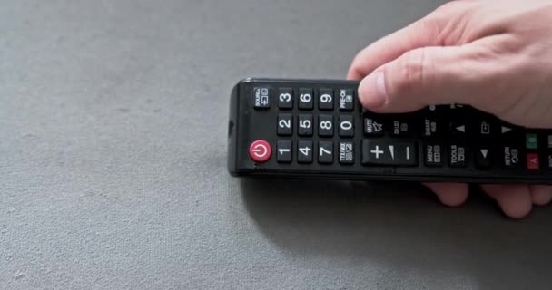 손가락으로 눌러야하는 버튼이있는 전통적인 Tv에서 다양한 기능의 제어를 — 비디오