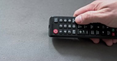 Parmaklarınla basman gereken düğmeleri olan geleneksel TV uzaktan kumandası. TV 'de çeşitli işlevlerin uzaktan denetimi için aygıtlar.