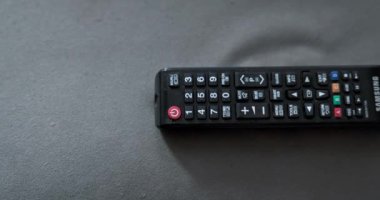 Parmaklarınla basman gereken düğmeleri olan geleneksel TV uzaktan kumandası. TV 'de çeşitli işlevlerin uzaktan denetimi için aygıtlar.