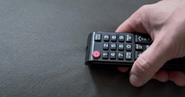 TV uzaktan kumandası kullanarak TV 'nin kullanışlı çalışması. TV 'de çeşitli işlevlerin uzaktan denetimi için aygıtlar.