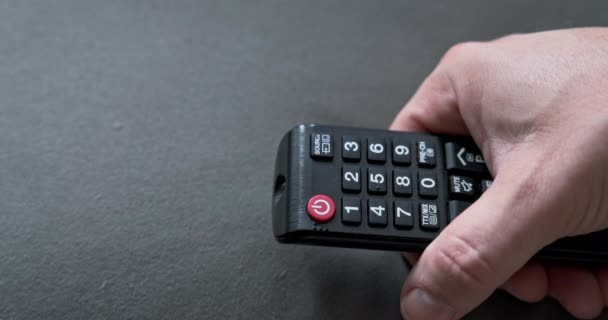 Hombre Enciende Televisor Forma Remota Utilizando Número Canal Control Remoto — Vídeos de Stock