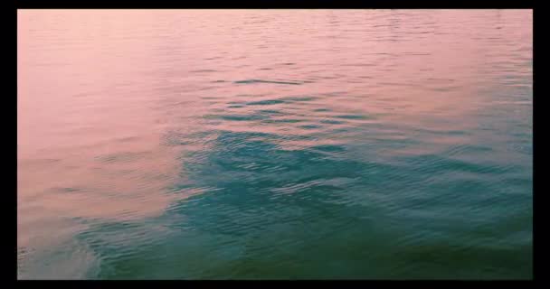 ภาพยนตร ายจากด านบนของส วนของทะเลสาบท าเบา าเป ชมพ มจากดวงอาท — วีดีโอสต็อก