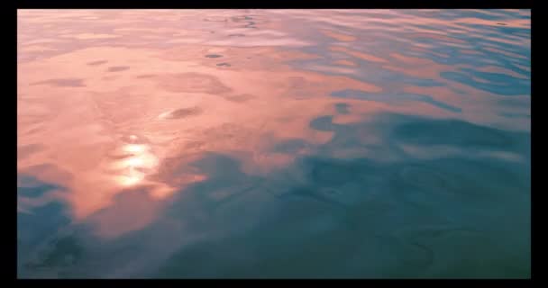 Вид Воздуха Волнистую Воду Окрашивал Сливочно Розовый Цвет Заходящего Солнца — стоковое видео