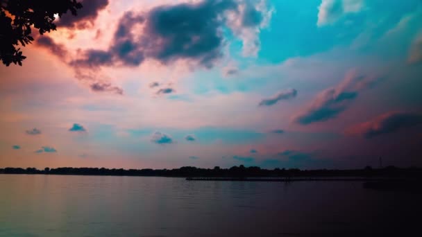 Zonsondergang Met Kleurrijke Wolken Die Door Lucht Stromen Time Lapse — Stockvideo