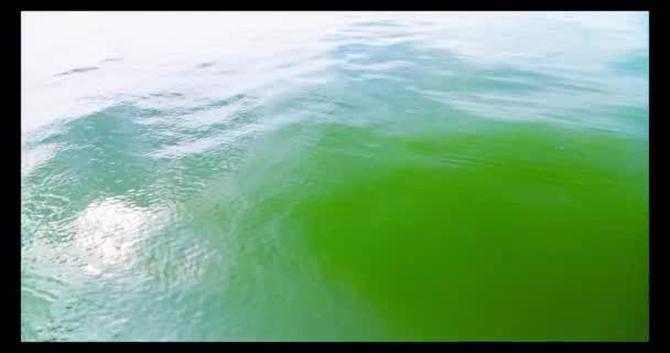 Een Verre Blik Het Kabbelende Meerwater Wit Grijs Groen — Stockvideo