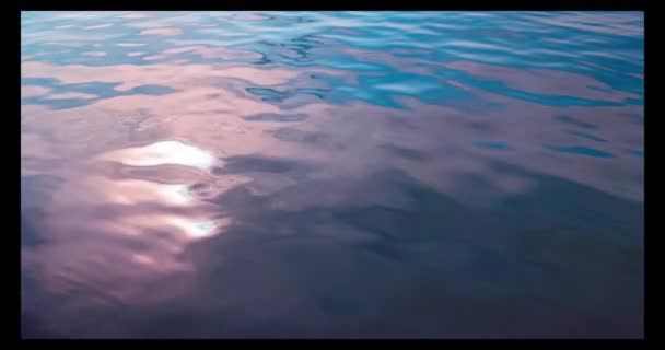 Gölde Yavaşça Dalgalanan Yansıyan Günbatımının Yumuşak Renkleriyle Parıldıyor — Stok video