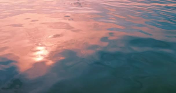 Een Bovenaanzicht Van Kabbelend Water Kleurde Een Romig Roze Van — Stockvideo