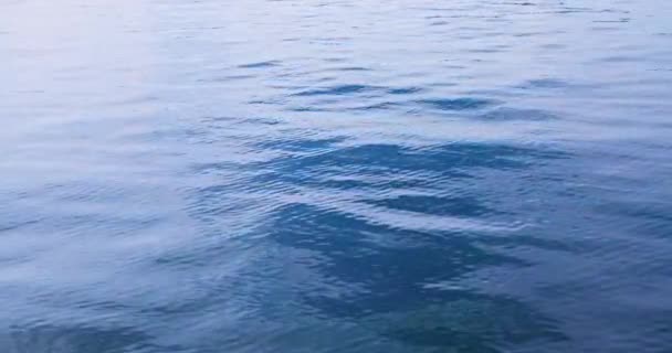 在蓝白相间的湖面上荡漾着水 从很远的地方看到的不透明的水波 — 图库视频影像