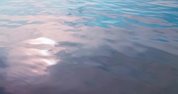 Pomalu Vlnící Voda Jezeře Třpytící Měkkými Barvami Odraženého Západu Slunce — Stock video