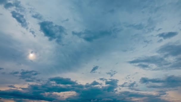 Tidsforløpende Film Skyer Som Blåses Himmelen Flyr Langsomt Vestover Solen – stockvideo