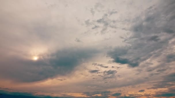 Zon Bedekt Door Verspreide Wolken Die Zich Snel Naar Horizon — Stockvideo