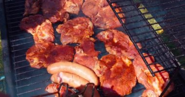 Izgarada kızarırken, arada sırada sosisi diğer tarafa çevirmen gerekir. Yaz mevsimi insanları dışarıda yemek hazırlamaya teşvik eder..