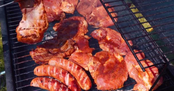 烤架的工作人员用钳子把肉烤到另一边 在露天低温下烤猪肉的艺术 — 图库视频影像