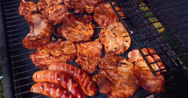 把肉和香肠放在热烤架上烤 焦炭是室外加热或烘烤食物的典型燃料 — 图库视频影像