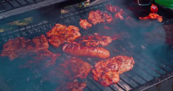 Terwijl Rook Ontsnapt Uit Grill Begeleider Gebruikt Tang Stukken Vlees — Stockvideo