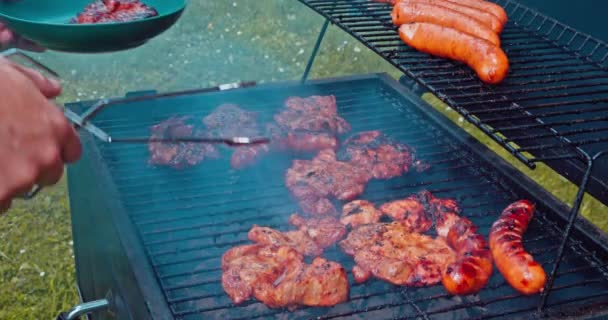 Hombre Transfiere Carne Dorada Con Pinzas Plato Verde Rodajas Gruesas — Vídeos de Stock