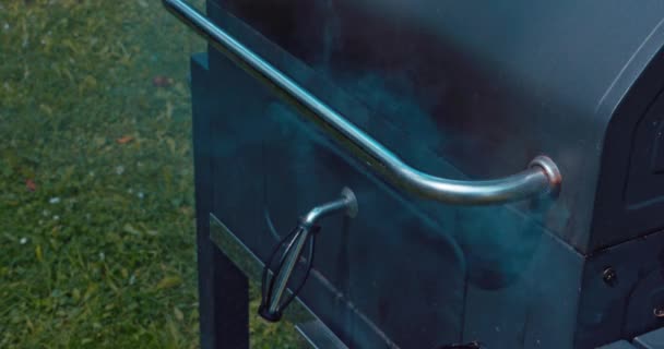 焼き菓子の煙や匂いが蓋の下から脱出する際の金属グリルのクローズアップビュー グリルのカバーの下でロースト — ストック動画
