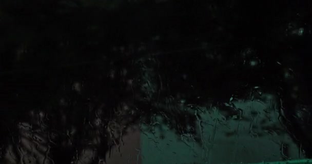 Při Jízdě Deštivém Dni Jsou Oknem Vidět Činžovní Domy Stromy — Stock video