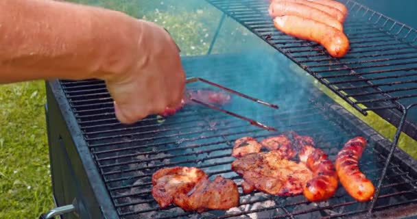 Mężczyzna Usuwa Kawałki Smażonej Wieprzowiny Gorącego Grilla Szczypcami Jedzenie Sezonowe — Wideo stockowe