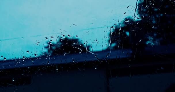 Yağan Yağmur Araba Sürerken Camı Islatır Islak Camın Arkasından Park — Stok video