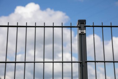 Çit panelinin bir bölümünün görüntüsü iletileri ve montajı içerir.