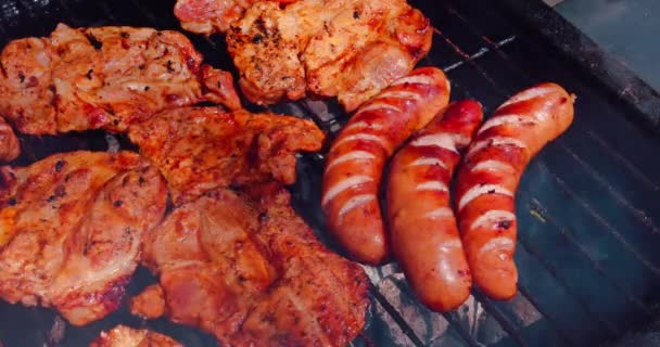 그릴에 소시지와 고기의 클로즈업 연기와 뜨거운 공기와 시간은 맛있는 음식을위한 — 비디오