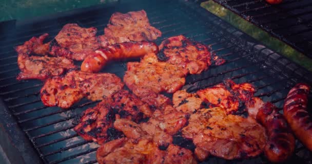 돼지고기와 소시지가 튀겨지는 그레이트의 클로즈업 야외에서 휴가를 보내는 훌륭한 — 비디오