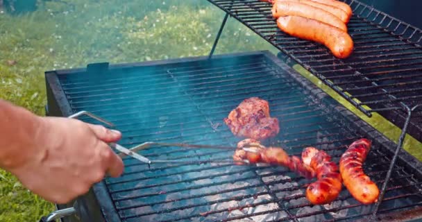 Mocno Smażone Kawałki Mięsa Leżą Ruszcie Grilla Obracane Drugą Stronę — Wideo stockowe