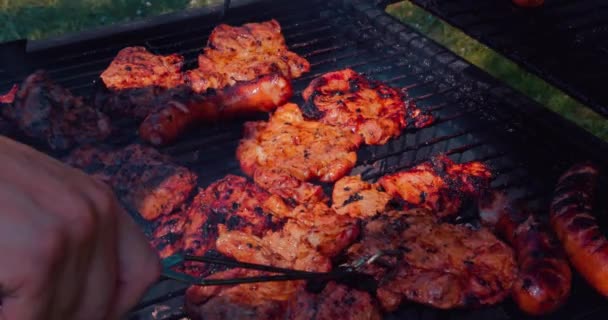 Het Goed Gebruinde Vlees Ligt Het Rooster Kok Zorgt Ervoor — Stockvideo