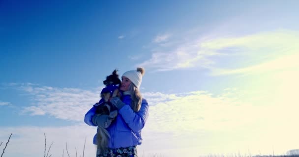 Під Час Зимової Прогулянки Своєю Собакою Власник Піднімає Свого Улюбленця — стокове відео