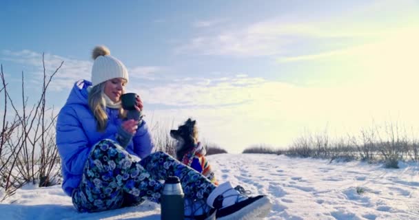 Μια Γυναίκα Μπορεί Δει Κάθεται Στο Χιόνι Στο Προσκήνιο Ένα — Αρχείο Βίντεο