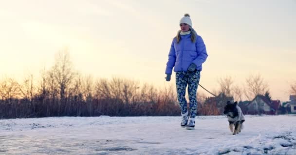 Kız Dikkatsizce Buza Basıyor Kayıp Düşüyor Kızın Yanında Süveter Giyen — Stok video