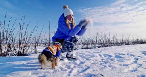 Kvinnan Plockar Upp Handfull Snö Och Kastar Upp Den Den — Stockvideo