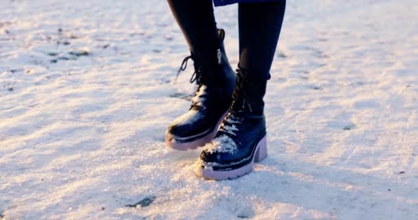 Ένα Κοντινό Πλάνο Των Ποδιών Μιας Γυναίκας Άτομο Φοράει Χειμωνιάτικες — Αρχείο Βίντεο
