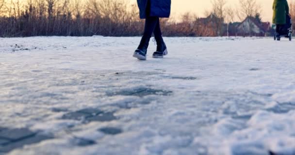 Zbliżenie Nóg Kobiety Chodzącej Śniegu Tle Widać Odległą Postać Mężczyzny — Wideo stockowe