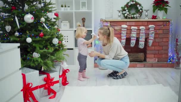 Una Giovane Donna Una Bambina Rimangono Vicino All Albero Natale — Video Stock