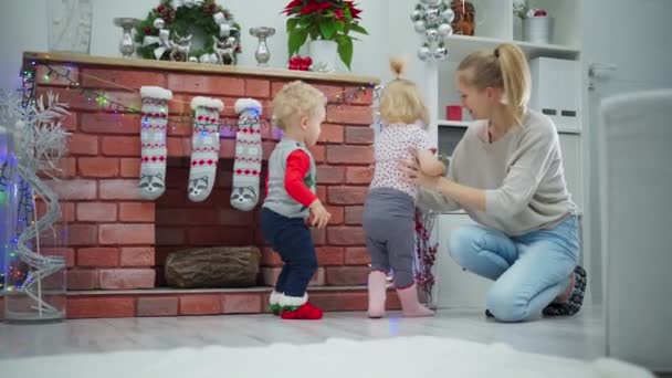 Eine Junge Mutter Spielt Mit Ihrem Sohn Und Ihrer Tochter — Stockvideo