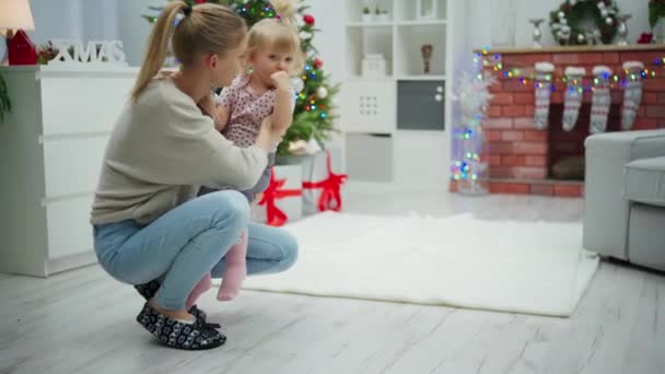 Egy Anya Lánya Együtt Töltik Családi Karácsonyt Mindketten Egy Szobában — Stock videók