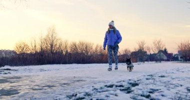 Bir kız köpeğiyle yürüdükten sonra eve dönüyor. Kadın mavi bir ceket ve sıcak bir şapka giyiyor. Etrafta ince bir kar tabakası var. Kız dikkatsizce buza basar ve kendini kaybeder.