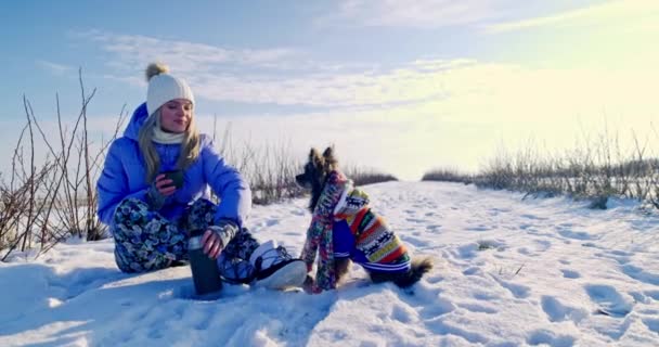 Дівчина Перебуває Вулиці Взимку Намагається Зігрітися Вона Гарячий Напій Термоса — стокове відео