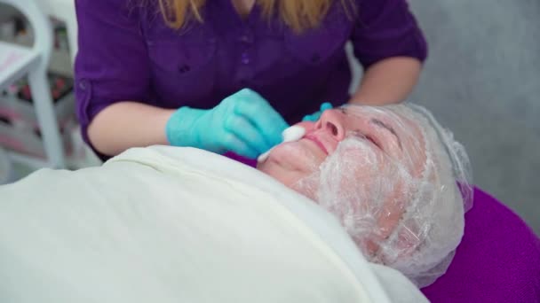 Elderly Woman Lies Bed Beauty Salon Woman Has Her Eyes — Stock Video