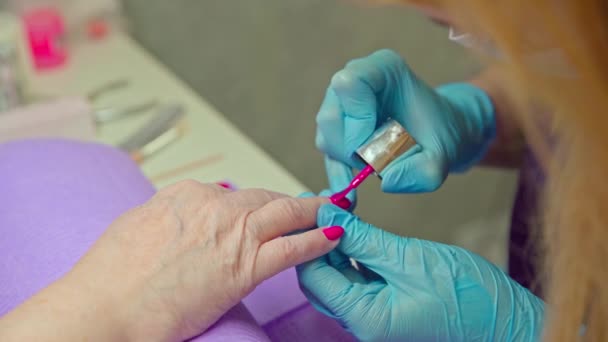 Gros Plan Sur Les Mains Manucure Effectuant Service Peinture Ongles — Video