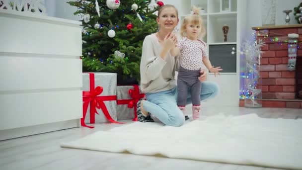 Vicino All Albero Natale Una Giovane Donna Abbraccia Una Bambina — Video Stock