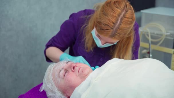 Beautician Performs Tiny Injections Clients Face Elderly Woman Undergoes Needle — Stock Video