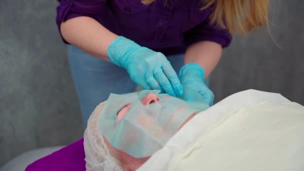 Cosmetologo Applica Maschera Viso Dei Clienti Professionista Dopo Aver Applicato — Video Stock
