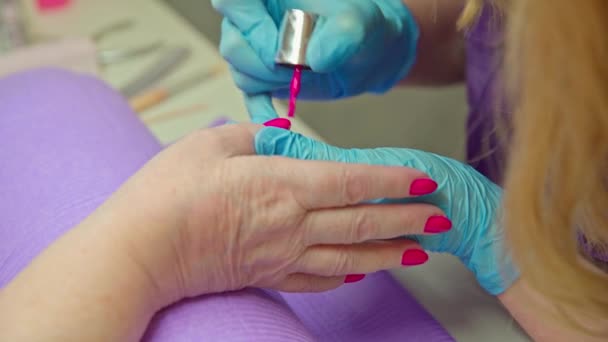 在美容院的专业服务 使用美甲师服务的妇女手中的特写 美容师戴着一次性氮肥手套 — 图库视频影像