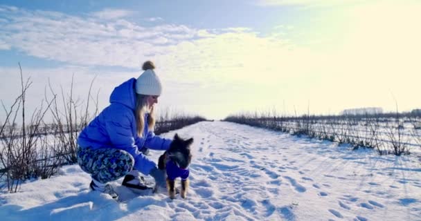 Jenta Ute Vinterdag Det Snø Rundt Omkring Jenta Kryr Ved – stockvideo